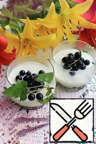 Then decorate the top with berries, 1 tbsp. spoon in each bowl, you can and more. Sprinkle with orange zest, and gives flavor, and a delicate citrus note! Sweet mousse and a berry bursting on the tongue with sourness! mmmm! Why not the summer freshness!