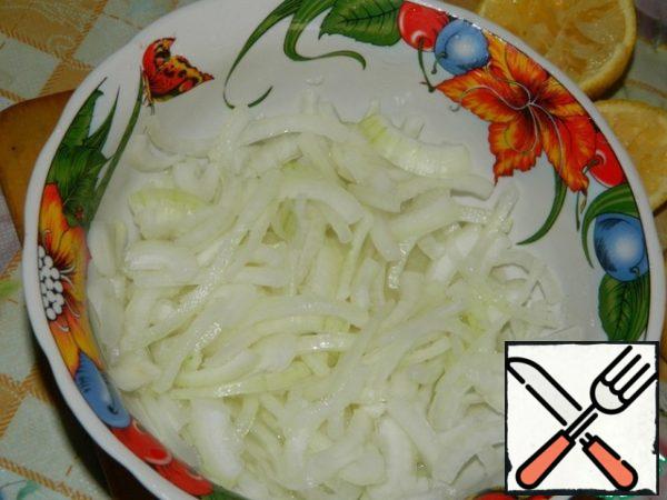Onions cut, rinse in cold running water. Squeeze the juice from the lemons and marinate the onion for 10 minutes.