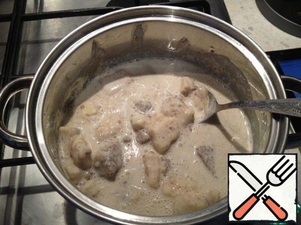 Prepare the base for the cream.
Crumble the chocolate and halva (200g.), put it in a saucepan, pour in the cream and put the pan on moderate heat.