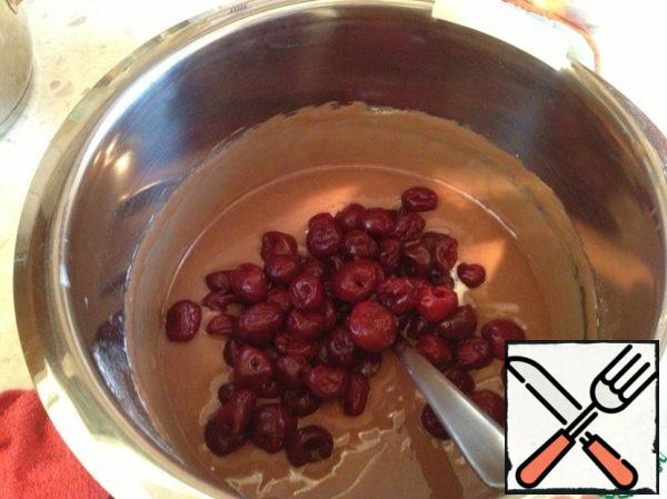Sift the flour into the mixture with baking powder and cocoa, mix well. The dough should not be thick, in consistency, like the dough for pancakes.
Carefully pour the cherry berries into the dough.
If desired, cherry berries in the dough can not be kneaded immediately, they can be decomposed into cakes prepared for baking and gently "press" them into the dough.
I usually immediately knead the cherries into the dough.