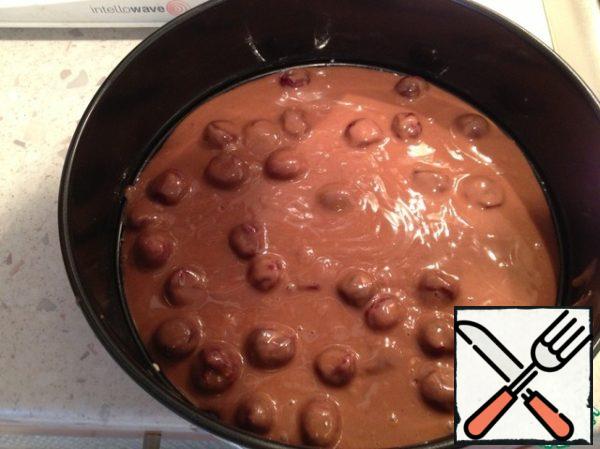 The finished dough is divided into 2-3 parts, preferably 3, so the cake is better soaked with cream.
The dough is spread in a form greased with butter or margarine, carefully distributing with a spoon.