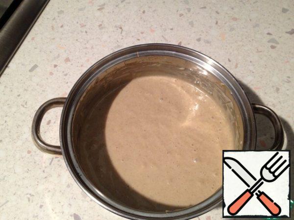 Preparing the cream.
The prepared chocolate-milk mixture with halva is whipped until fluffy, add chilled sour cream, mix everything well and whisk again. Should get a thick cream.