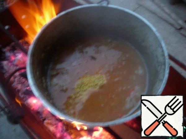 After an hour 1H 20 min peas completely collapsed, there was not a grain. Now we leave to engage in the garden and-to the fire. Add the prepared millet and ground pepper to the pot. Cook until ready millet.