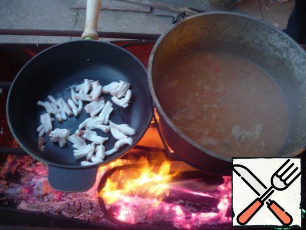 Fry the fat in a frying pan until golden brown flakes form.
