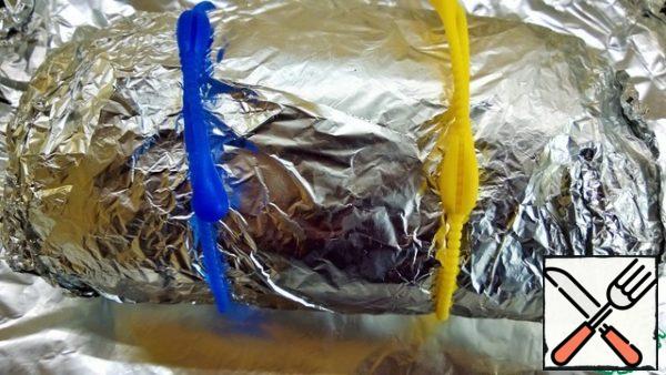 Wrap the meat in parchment paper and foil. Place in a preheated oven to 230 gr. For 20 minutes, no more.
Turn off the oven completely and leave the meat in it until cool.