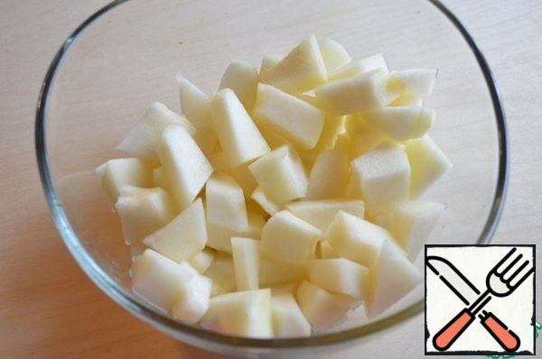 Cut the fragrant melon into cubes and put it in a container.
