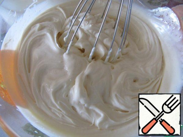 Whisk cream with sugar (1/4 Cup) in a thick cream.