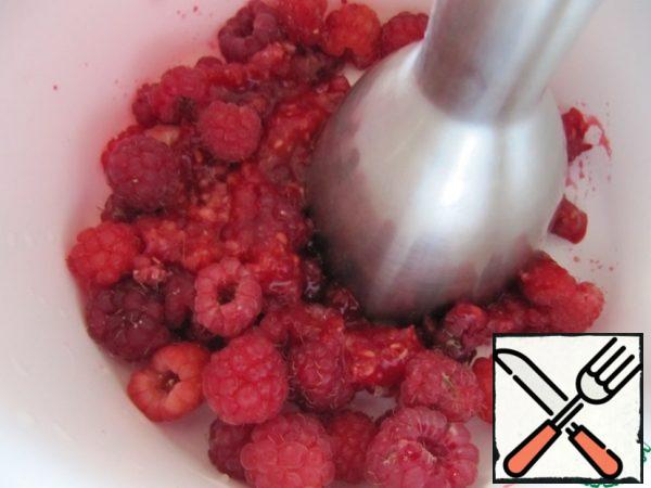 Raspberries grind in a blender with the remaining sugar.