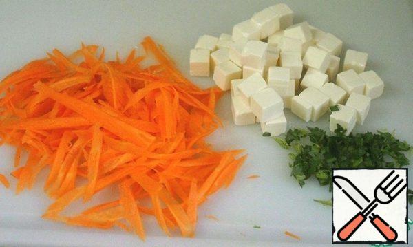 Peel and grate the carrots on a Korean grater or thinly slice them. (I cut the carrots lengthwise into 5-6 plates, without cutting to the end, and then cut into thin vegetable peeler ribbons). Remove the cheese from the brine and cut into cubes. Wash the parsley and finely chop it.
