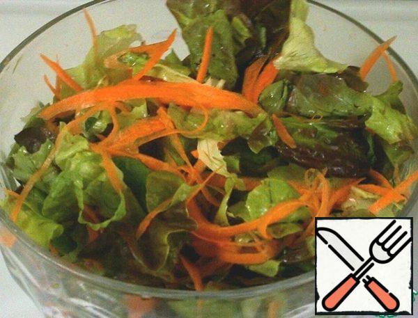 Wash and dry the salad. I usually take leaf lettuce, corn salad and arugula. Put it in a salad bowl and mix with carrots and cheese cubes.
