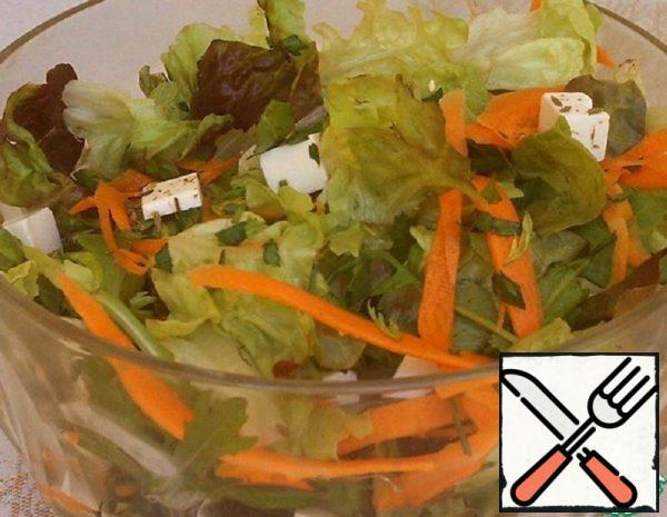 Green Salad with Carrots and Cheese Recipe