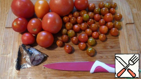 Tomatoes, cut into arbitrary pieces. I like when the pieces are different sizes. Salt, who loves can sprinkle a little sugar (so the taste of tomatoes becomes brighter), sprinkle with mustard oil.
Cut a piece of smoked mackerel finely, almost into paste.