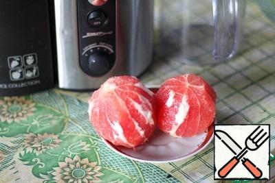Grapefruit peel, cutting it to the pulp. In a matter of seconds, quietly and strongly juicer prepared 300 ml of juice.