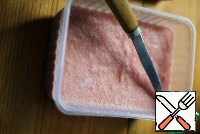 An hour later, you need to mix the mixture, otherwise it will exfoliate. A frozen dessert is served a La carte.
It's very simple and very tasty!