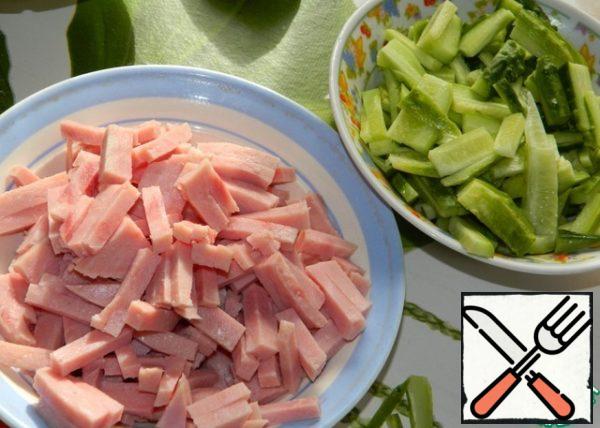 Cut cucumbers and ham into strips.
