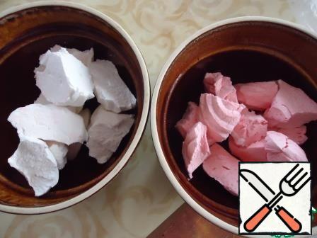 Marshmallows to separate by colors, break in the microwave each bowl for about 30 seconds.
