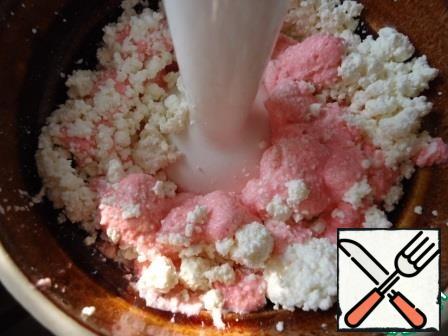 Add half of the cheese to the pink marshmallow and mix with a blender. Do the same with white marshmallows.