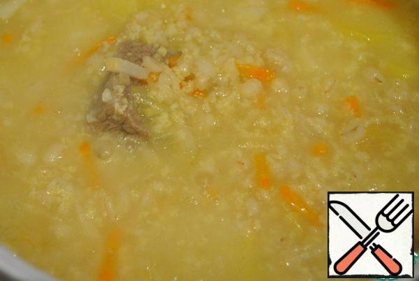 Put the chopped celery, roasting and bay leaf in the soup. Season with salt and pepper and cook until tender. Turn it off and sprinkle with dill greens.
