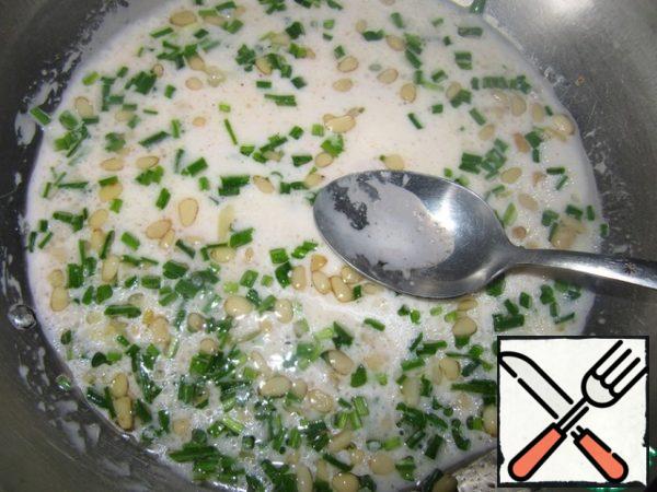 For the sauce, finely chop the garlic, fry in part of the oil, cool and mix with nuts, chopped part of the leek, sugar, ground pepper, orange, yogurt and the remaining oil.