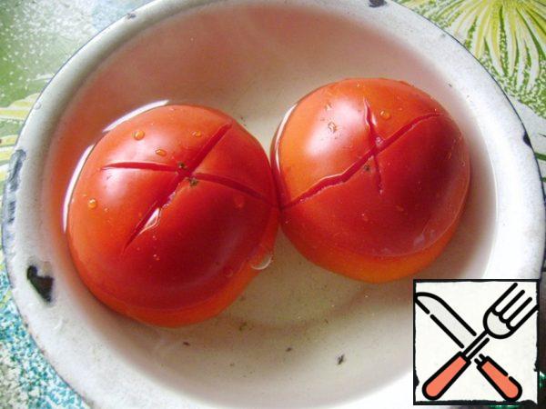Cut the tomato and pour boiling water for 1-2 minutes.
