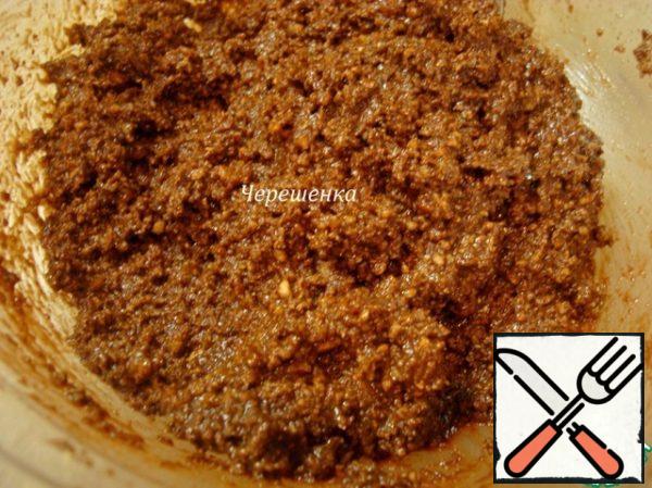 Pour the juice into the mixture of cookies, nuts and halva and mix thoroughly. If necessary, add more hot juice to make a thick mass.
