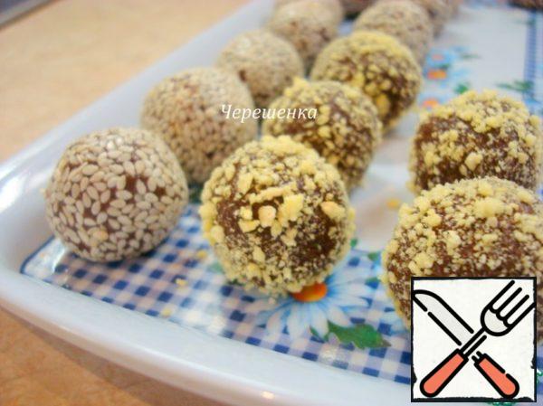 Wrap the edges of the cake to the center and roll the ball again. Then roll some of them in sesame seeds, the rest in crushed corn flakes. Refrigerate for 1-2 hours.
