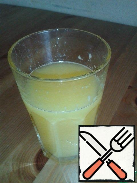 While preparing the apples, prepare the oranges and lemon! Just squeeze the juice!