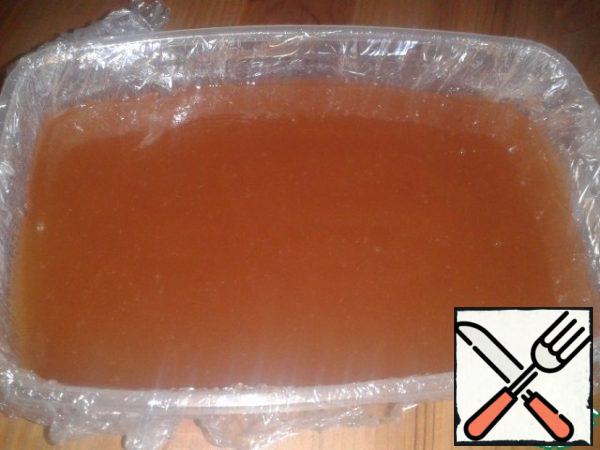 Ready, thick marmalade pour into prepared dishes and forget for the next 3-4 hours. If the resulting mass is not enough density, and you feel that you can not cut, you can add gelatin.