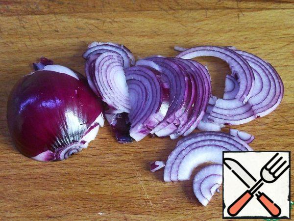 Onions cut in the same style as cucumber and pepper. It is best to use shallots, but you can also take the red (sweet) onion, a regular onion.