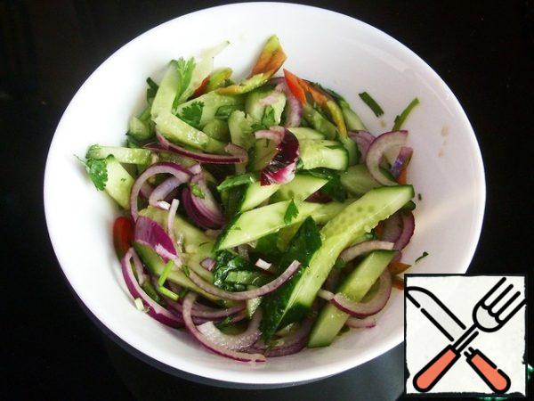 Mix vinegar and sugar. You can add a teaspoon of soy sauce. To add salt is up to you. Stir. Add cucumbers, onions, peppers and cilantro. Allow to stand for 10 or 15 minutes and serve.