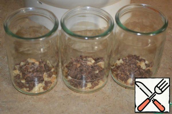 Pour into jars, first cookies and then chocolate.