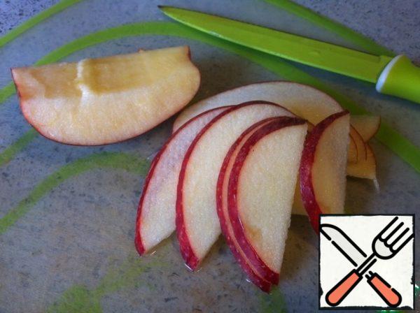 Remove the Apple core and cut the Apple into thin slices.