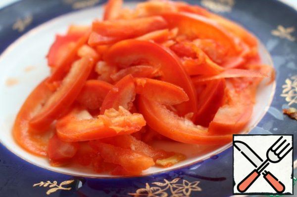Cut the sweet pepper into strips.