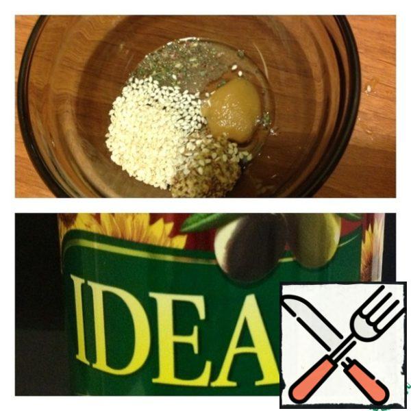 Prepare the dressing: mix butter, salt, pepper, basil, honey and sesame. Season the salad and stir.
