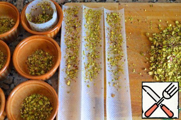 Cut from food parchment 12 strips 5 x 25. Grease 6 strips with vegetable oil on one side and sprinkle with chopped pistachios.