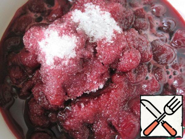 I had a package of frozen pitted cherries weighing 300 grams. Cherry I completely defrosted on a sieve, the liquid glass and left exactly 200 grams of cherry. Fill the cherries with a tablespoon of sugar and put on fire. Bring to a boil and cook for 5 minutes.