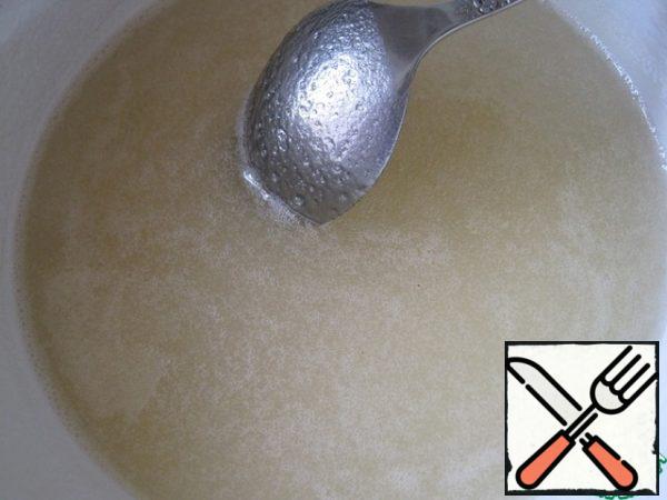 Agar-agar fill with water and leave for 10 minutes. Then, on low heat, bring the agar to a boil and add to it 230 grams of sugar. Again bring to a boil and boil for 5 minutes, stirring constantly. Remove the resulting syrup from the heat.