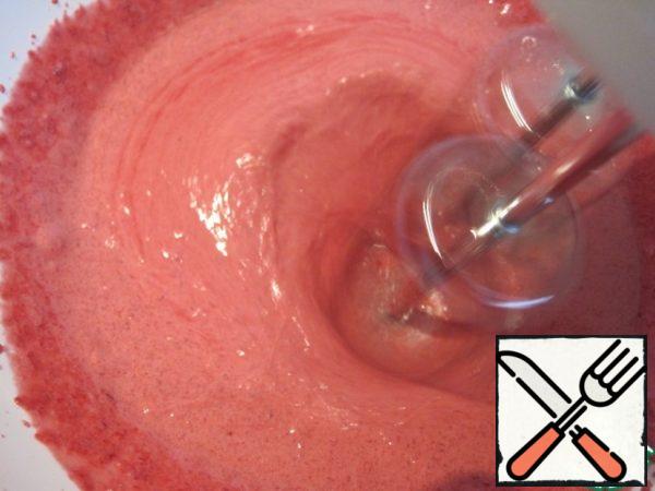 Then I have everything happened quickly, so a photo made just the one left, right whisking continuously mass. So I apologize for the quality of the photos. In the cooled cherry puree, add half the protein and beat the mass until light and increase it in volume (1-2 minutes).
