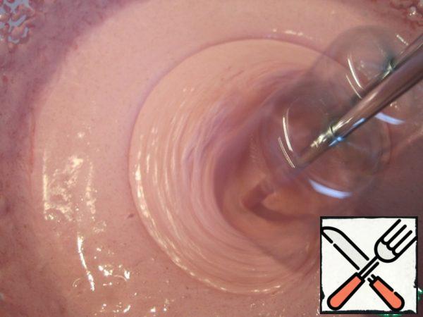 Continuing to beat, add the second half of the protein. The mass will noticeably turn white and even increase in volume. Without stopping whipping, pour in a thin stream of hot syrup with agar.
