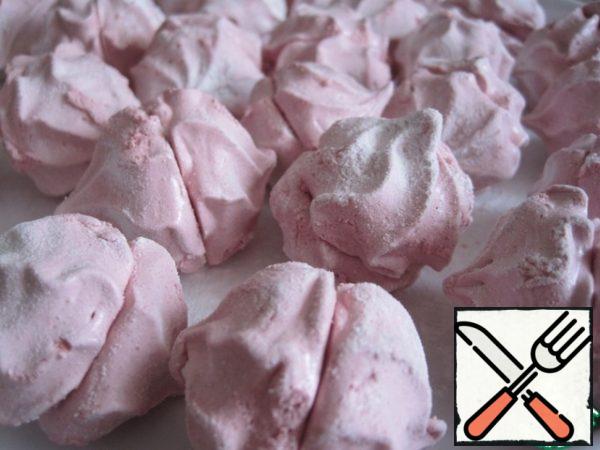 At the end of the day, sprinkle the marshmallows with powdered sugar and combine the marshmallows in pairs.
