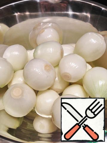 A kilogram of white sweet onions should be cleaned from the husk. Wash, dry.