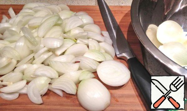Cut each onion in half and cut lengthwise.