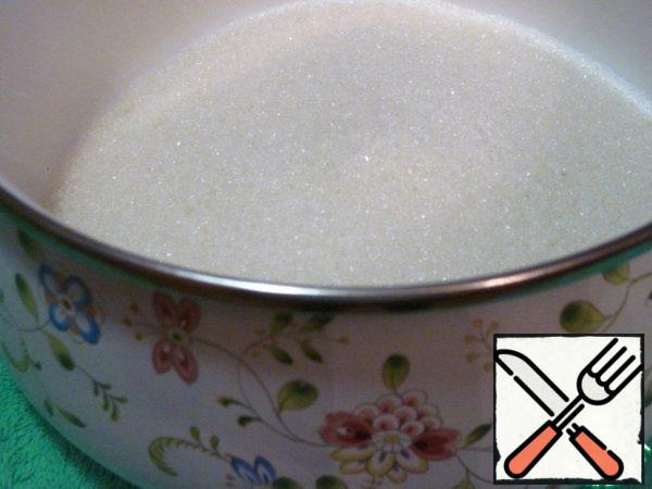 Pour sugar into the pan, vanillin.