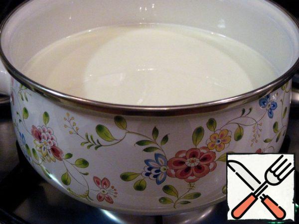 Pour milk and water, bring to a boil and cook on low heat for 10 minutes, stirring, make sure that the milk does not "run away".