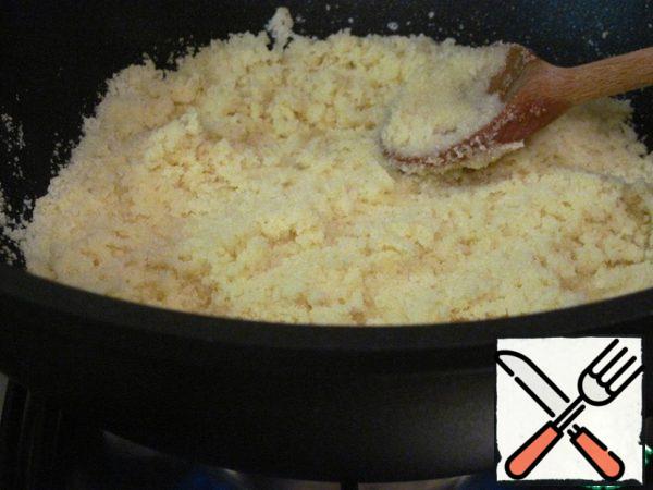 In a non-stick pan with a heavy bottom, heat the vegetable oil and fry the semolina in it until Golden brown.
