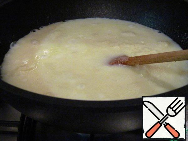 Carefully add the syrup to the semolina. Cook, stirring constantly, until the mixture thickens and does not move away from the walls.