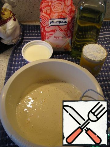 Beat eggs and sugar with a mixer, then add sour cream, butter, semolina. Mix everything. Mix flour with baking powder and vanilla sugar and add to the rest of the products. The whipped mixture is left for 10 minutes to swell semolina.