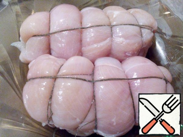 Wash the chicken breast and put it in a deep container. Pour the chicken breast
with milk, well mixed with salt. Leave in the milk for 3 hours.
After three hours, remove the chicken breast from the milk, dry it with paper
towels and tie it tightly with a cooking thread (my cooking was not tied to an ordinary strong thread).