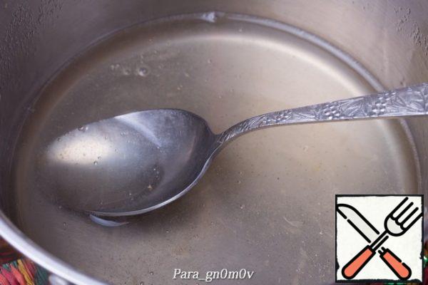 Agar-agar together with the water in which it was soaked, bring to a boil and cook for about 2 minutes. To obtain a thick jelly-like syrup.
