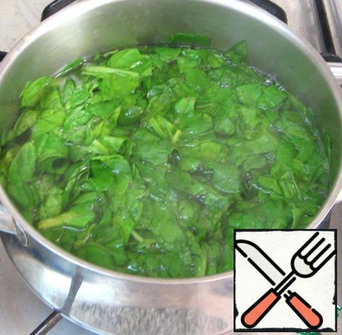 Cook spinach for 4-5 minutes in salted water. Drain spinach, squeeze.
